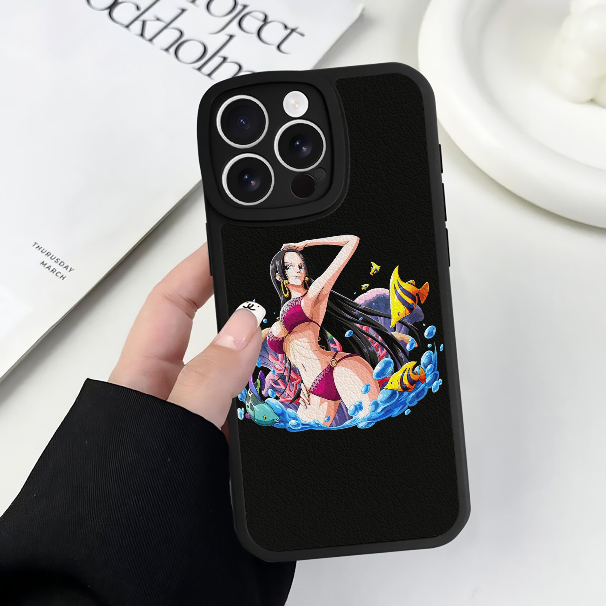 （画像用） ワンピース ボア・ハンコック ONE PIECE Boa·Hancock 【iPhone 16シリーズ対応】シリコンスマホケース（レザー調） 材質：シリコン